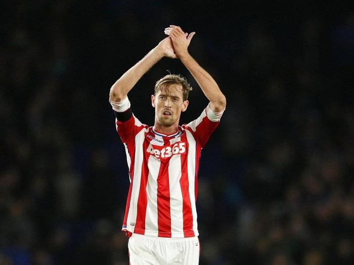 Soccer Football - Premier League - Brighton & Hove Albion vs Stoke City - The American Express Community Stadium, Brighton, Britain - November 20, 2017   Stoke City's Peter Crouch applauds the fans after the match   Action Images via Reuters/John Sibley    EDITORIAL USE ONLY. No use with unauthorized audio, video, data, fixture lists, club/league logos or 