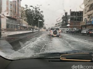 Video: Jeddah Banjir setelah Hujan Lebat, Jalan dan Mobil Terendam