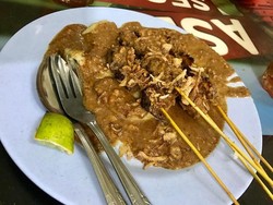 Sedapnya Sate Memeng dengan Bumbu Kacang dan Kuah Sate Padang dari Medan