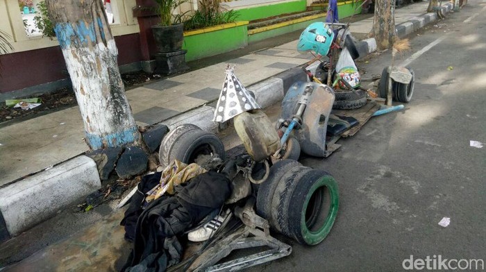Anda penghobi modifikasi motor? Dianjurkan untuk tetap memodifikasi motor sesuai aturan. Jangan seperti yang terjadi di Lamongan, karena memodifikasi motornya terlalu ekstrim dan menyalahi aturan standar, maka mereka pun harus berurusan dengan polisi.