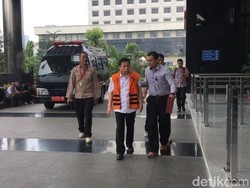 Diperiksa KPK, Setya Novanto Berjalan Sambil Dituntun