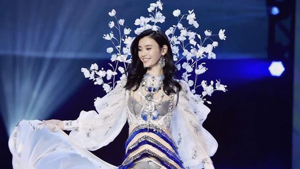 Foto: Si Cantik Ming Xi, Bidadari Jatuh di Fashion Show Victorias Secret