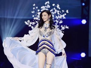 Victorias Secret Tayangkan Model Jatuh di Televisi, Netizen Marah Victorias Secret Tayangkan Model Jatuh di Televisi, Netizen Marah