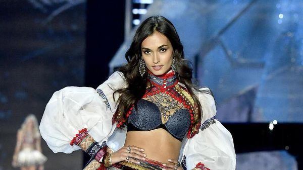 Foto: Ini 8 Model Cantik Tampil Perdana di Fashion Show Victorias Secret 2017