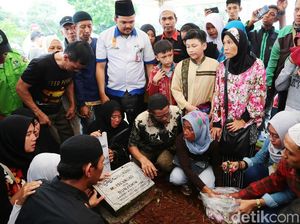 Laila Sari Dikuburkan Satu Liang Lahad dengan Suami Laila Sari Dikuburkan Satu Liang Lahad dengan Suami