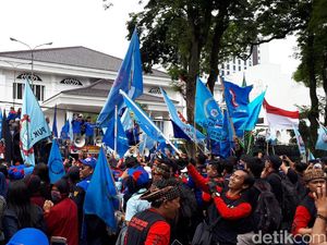 Hari Ini UMK Ditetapkan, Buruh di Jabar Demo