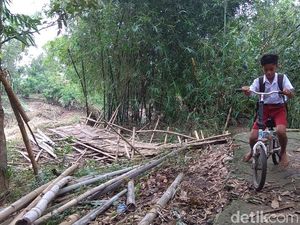 Jembatan Kalentemu di Karawang Roboh, Akses Dua Desa Terputus