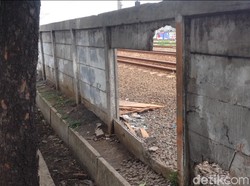 Tembok Pembatas Rel di Jatinegara Banyak yang Bolong