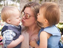 Aih, Menggemaskannya Tingkah Anak Perempuan Kelly Clarkson