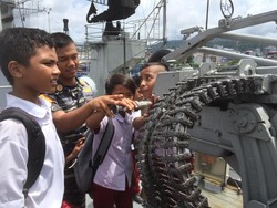 Serunya Siswa SD Main di Kapal Perang yang Berlabuh di Ambon