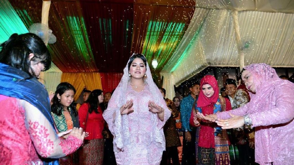 Lihainya Kahiyang Ayu Siregar Manortor Lihainya Kahiyang Ayu Siregar Manortor