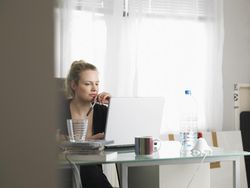 5 Produk Perawatan untuk Atasi Kulit Kering Karena AC Kantor