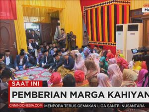 Mangalehan Marga Dimulai, Kahiyang-Bobby Duduk di Antara Tetua Adat Mangalehan Marga Dimulai, Kahiyang-Bobby Duduk di Antara Tetua Adat