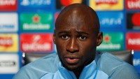 Eliaquim Mangala kalah bersaing dengan Nicolas Otamendi, John Stones, dan Aymeric Laporte di Manchester City. Masa depan Mangala kian jadi tanda tanya setelah masa peminjamannya di Everton musim lalu tak berjalan mulus karena cedera. Foto: Carl Recine/Action Images via Reuters