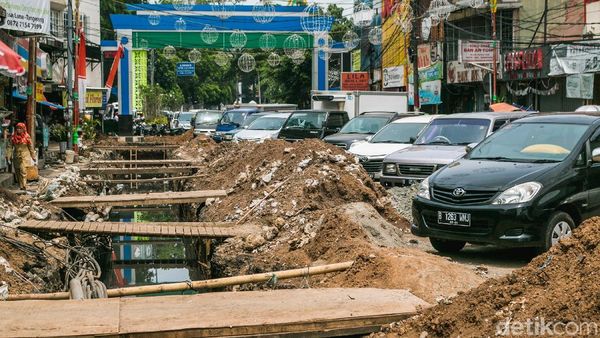 Galian Kabel di Pasar Lama Bikin Macet