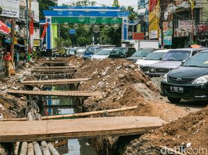 Galian Kabel di Pasar Lama Bikin Macet