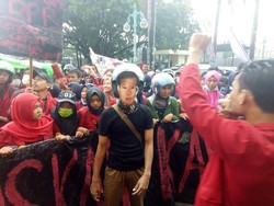 Mahasiswa Unhas Tuntut Setnov Mundur dari Ketua DPR