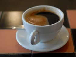 Apa Benar Minum Kopi dan Teh Bisa Lancarkan BAB di Pagi Hari?