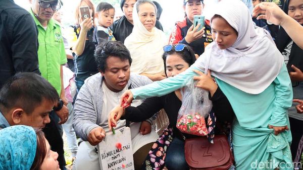 Laila Sari dan Suami Bersatu dalam Satu Lahad