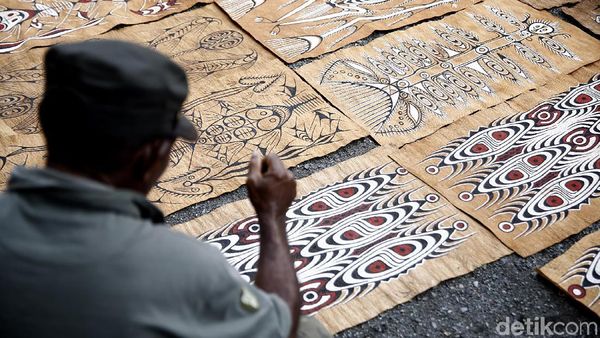 Melihat Lebih Dekat Kerajinan Lukisan Kayu di Sentani