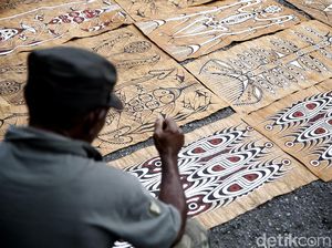 Melihat Lebih Dekat Kerajinan Lukisan Kayu di Sentani