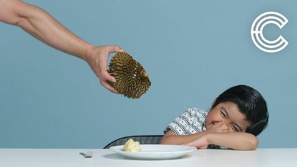 Lucunya! Anak-anak Bule Ini Mencicip Buah Naga hingga Durian
