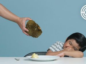 Lucunya! Anak-anak Bule Ini Mencicip Buah Naga hingga Durian