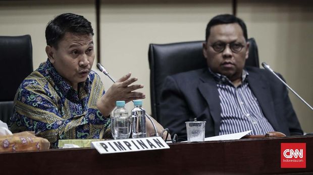 Wakil Ketua Komisi II DPR Mardani Ali Sera (kiri), memimpin rapat dengar pendapat dengan KPU, Bawaslu dan Kemendagri, di Kompleks Parlemen, Jakarta, 2017.