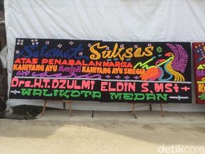 Karangan Bunga Berjajar di Lokasi Pemberian Marga ke Kahiyang