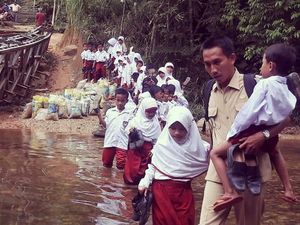 Jembatan Rusak, Siswa SD Lintasi Sungai dengan Jalan Kaki