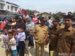 Antusiasme Warga Lihat Prosesi Pemberian Marga Siregar ke Kahiyang