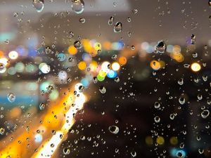 citi light behind the waterdrops