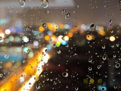 citi light behind the waterdrops