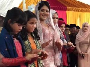 Kahiyang Ayu Menari Tortor Usai Jadi Boru Siregar Kahiyang Ayu Menari Tortor Usai Jadi Boru Siregar