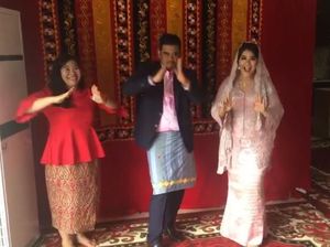 Happy Banget! Gaya Kahiyang Ayu Usai Diberi Gelar Siregar Happy Banget! Gaya Kahiyang Ayu Usai Diberi Gelar Siregar