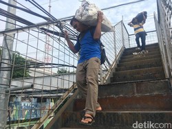 JPO Kampung Bandan Diperbaiki, Warga Tak Perlu Lagi Jalan Merayap