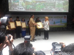 Jaga Lingkungan, 21 Sekolah dan 10 RW Dapat Penghargaan dari Anies