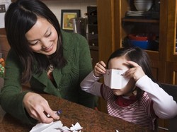 Ide Main Bareng si Kecil agar Malam Tahun Baru Tetap Seru