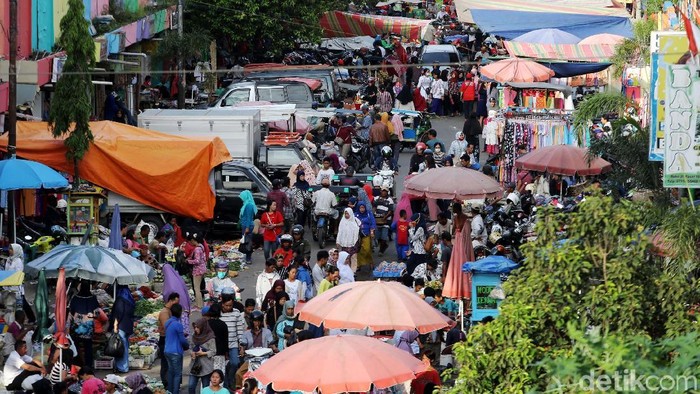 PKL Padati Kawasan Pasar 16 Ilir Palembang Pedagang kaki lima memadati Jalan Masjid Lama tempat Pasar 16 Ilir, Palembang, Sumatera Selatan. Kawasan ini kadang-kadang macet total karana banyaknya pedagang kaki lima yang turun kejalan untuk berdagang dan juga diperparah dengan angkot yang mangkal.