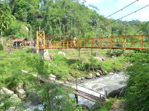 Puluhan Tahun Reyot, Jembatan di Cianjur Ini Dibangun Polisi