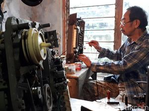 Mengenal Oo, Kakek di Bandung Berjuluk Dokter Radio Antik