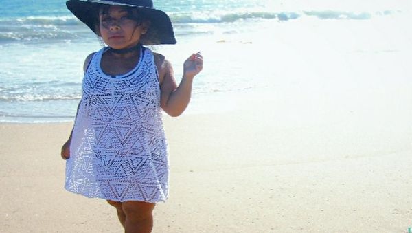 Foto Tubuh Mungil Model Wanita dengan Kondisi Langka Achondroplasia