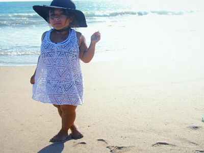 Foto Tubuh Mungil Model Wanita dengan Kondisi Langka Achondroplasia
