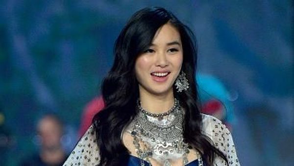 Foto: Model-model China yang Eksis di Fashion Show Victorias Secret