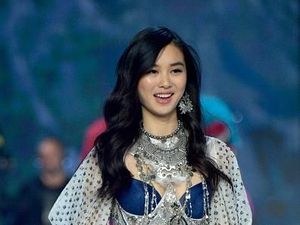 Foto: Model-model China yang Eksis di Fashion Show Victorias Secret
