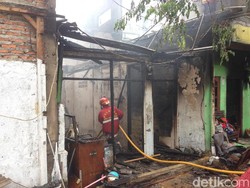 Kebakaran Rumah dan Toko Bangunan di Matraman Berhasil Dipadamkan