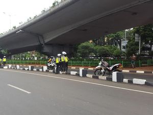 Polisi Tindak Pengendara di Depan Apartemen Kalibata