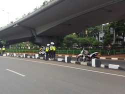 Polisi Tindak Pengendara di Depan Apartemen Kalibata