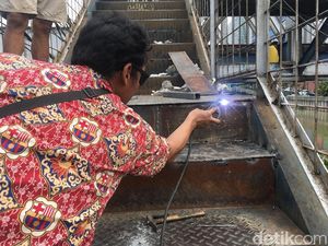 Ditambal Pelat Baja, JPO Kampung Bandan Tak Lagi Bolong