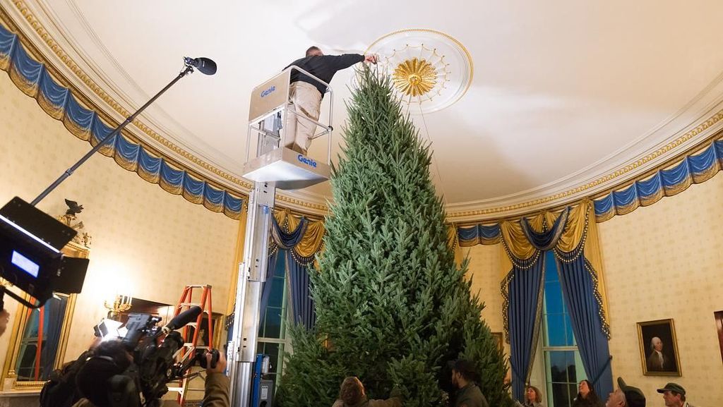 Pohon Natal yang Mulai Dipasang di Gedung Putih